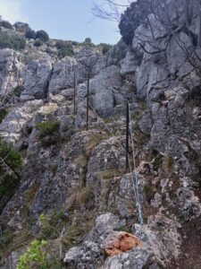 sendero con cables para agarrar